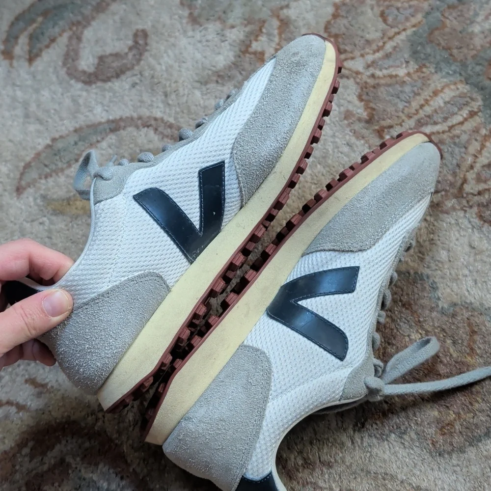Veja Rio Bronco Retro Grey & White Runner